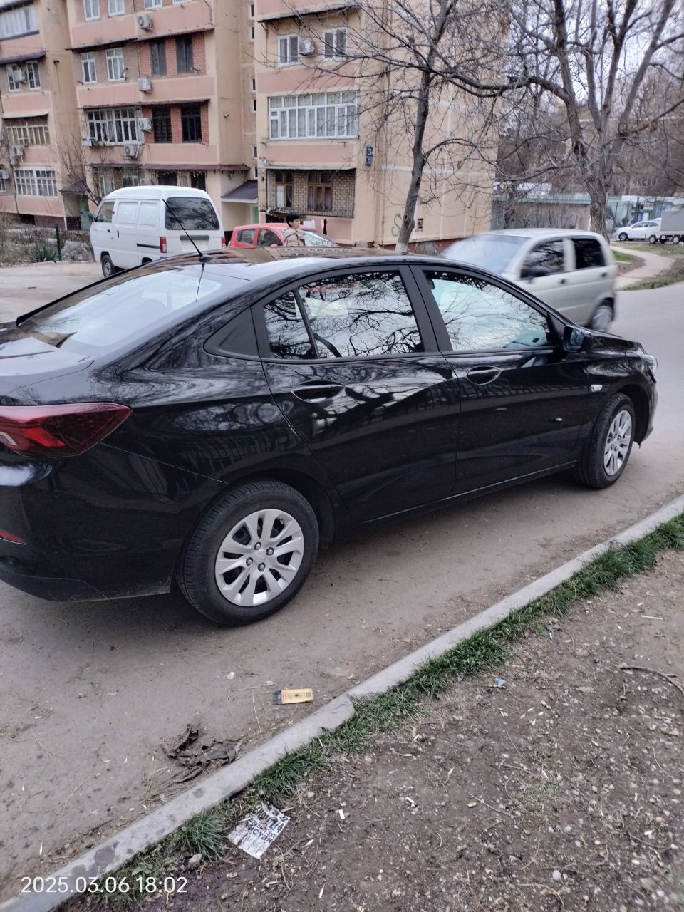 Продаётся авто ONIX - LT механика 2024 года чёрного цвета.