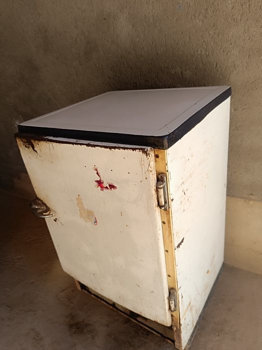 Холодильник сотилади