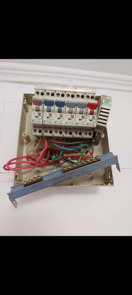 Electrician cu experiență