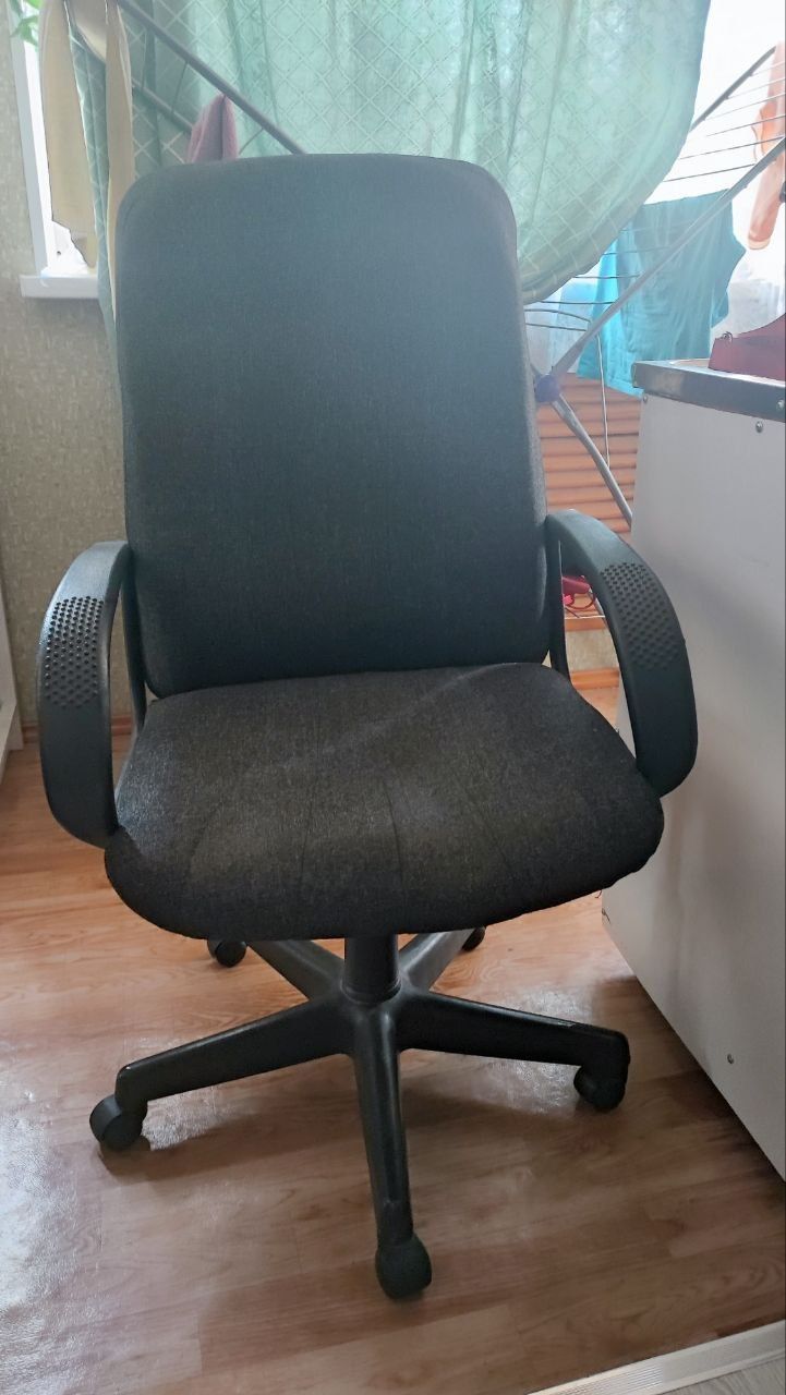 Офисное кресло .