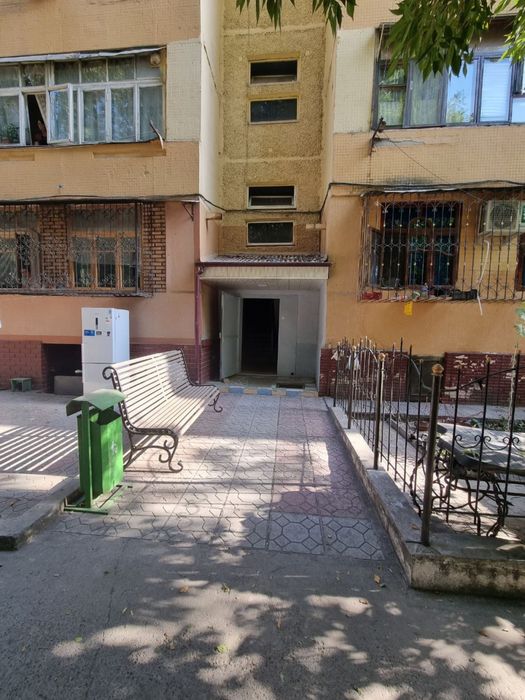 Чиланзар 20 квартал. Срочно. 2 х комнатная 1.5 х 6