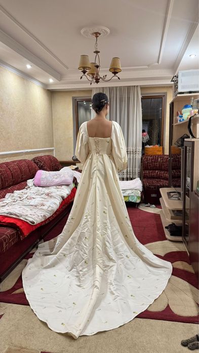 Свадебное платье со сшлейфом.