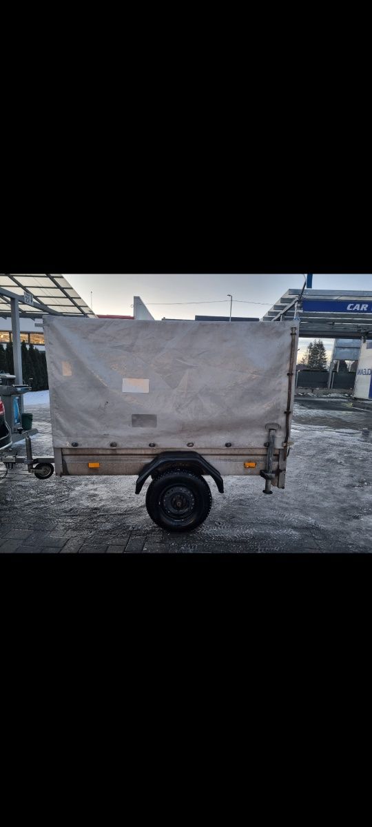 Remorca auto Humbaur Germania.