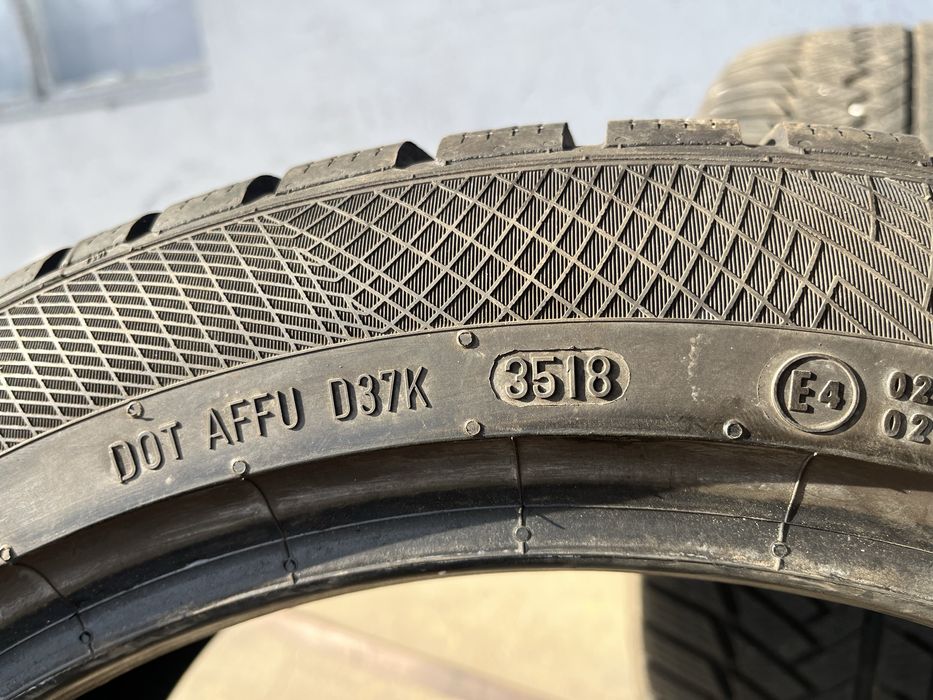 2 бр. зимни гуми 235/45/18 Continental 6 mm DOT 3518