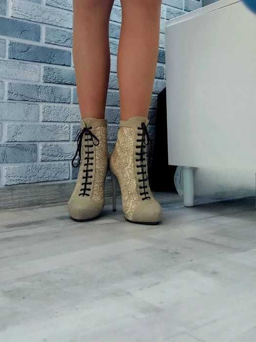 Botine din piele tip buffo,perforate cu dantela+siret Cristhelen B, 39