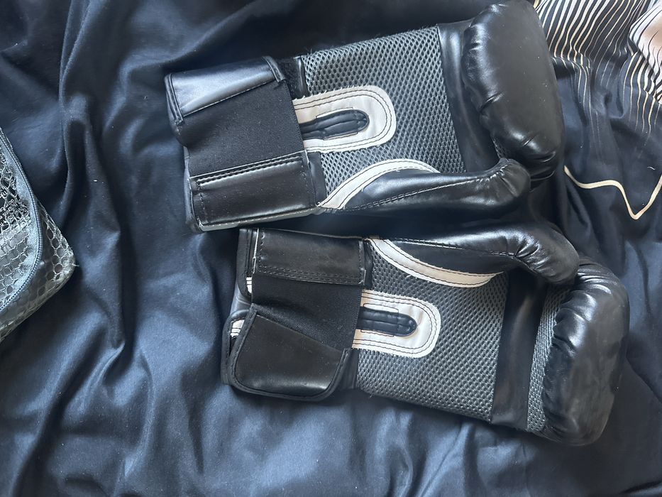 Боксерские перчатки