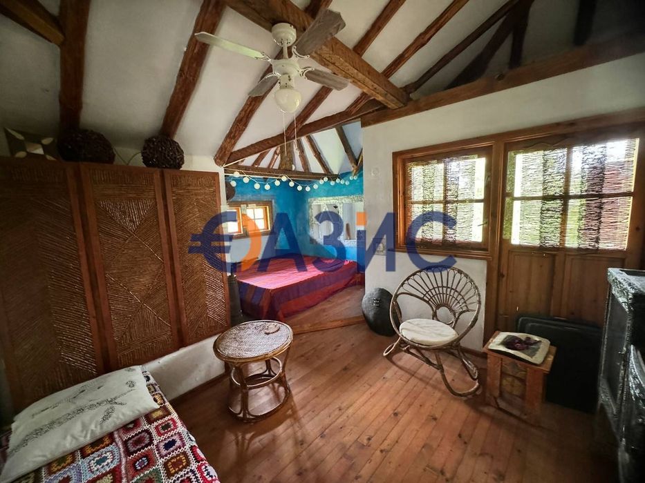 Красива двуетажна къща с парцел от 1375 кв. м в С. Приселци, гр. Обзор