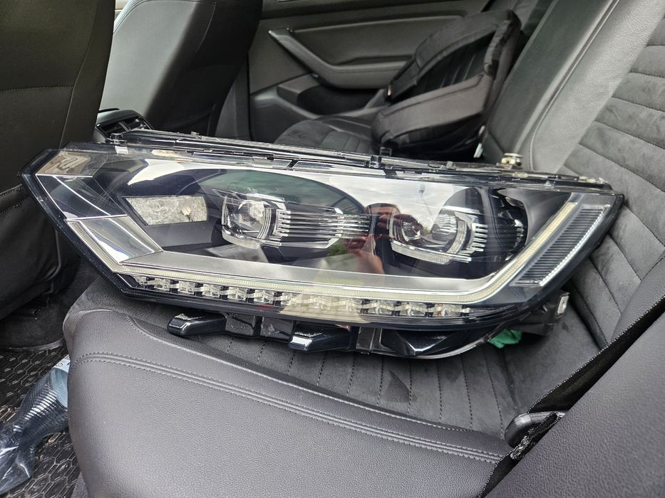 Far full led Passat B8 partea stânga.