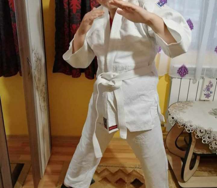 Vând costum karate-judo