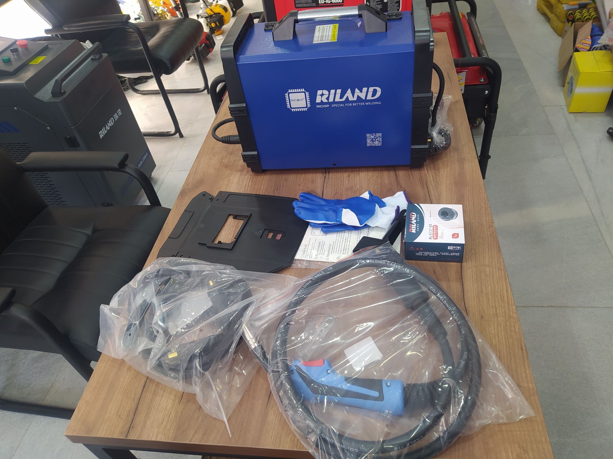Полуавтомат сварка кемпинг 220v RILAND 250 SYN