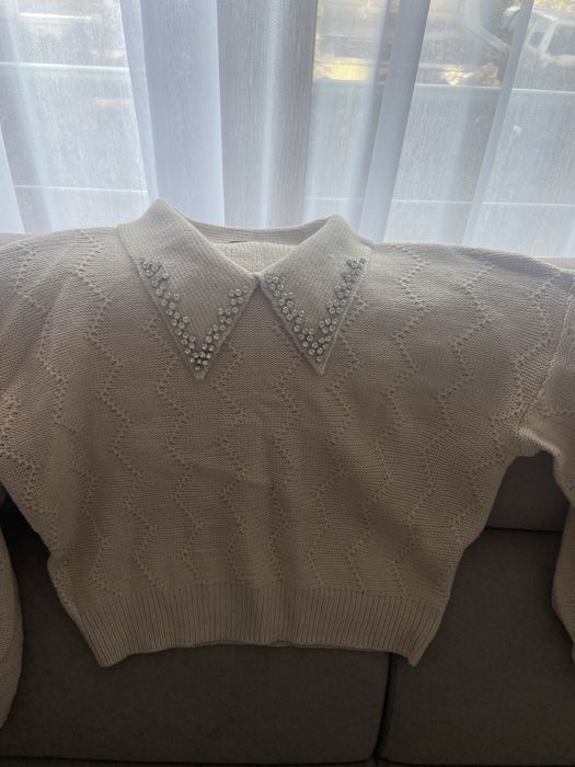 Пуловер с камъчета на яката
