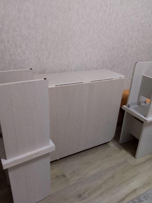 Стол и стулья, без дефектов.