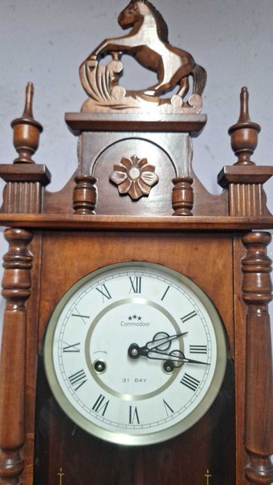 Ceas mecanic cu pendul si ornament cal.