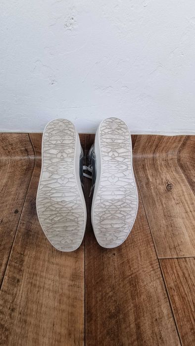 Високи металик кецове на Зара и маратонки Адидас Ориджинълс