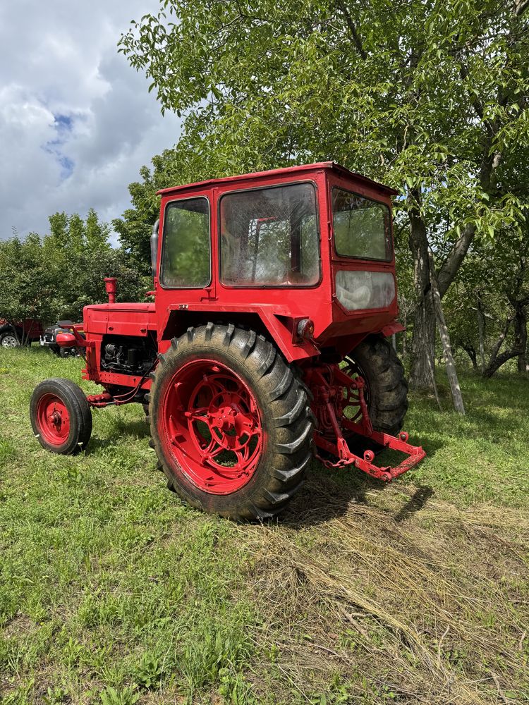 Tractor U650 + remorcă + piese de rezervă – pachet complet, stare bună