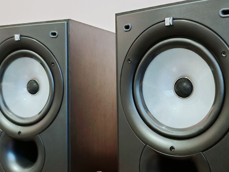 Kef Q15. Boxe raft top. Masive si bogate în detalii. Preț fix !