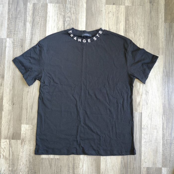 Черна тениска с надпис на деколтето