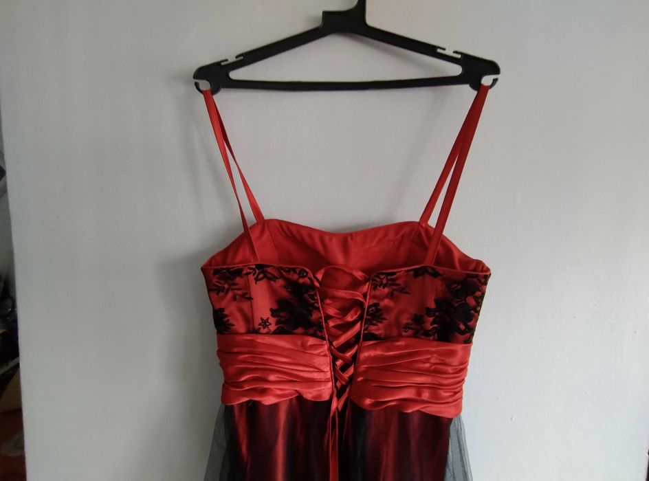 Класическа рокля в червено и черно