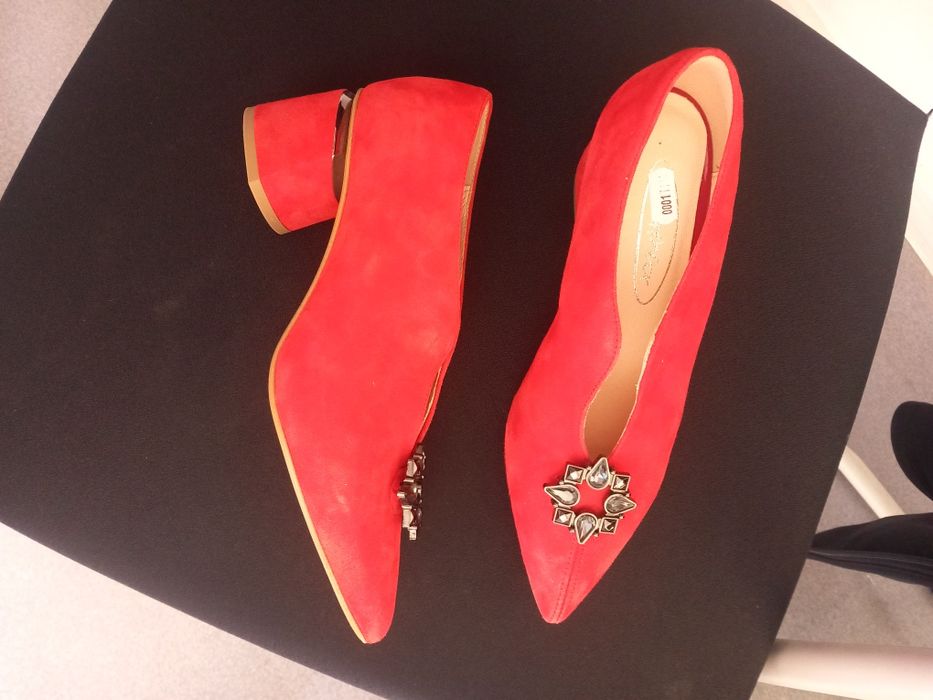 Pantofi rosii superbi/ sunt noi