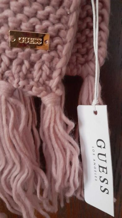 Чисто нов Зимен шал Guess