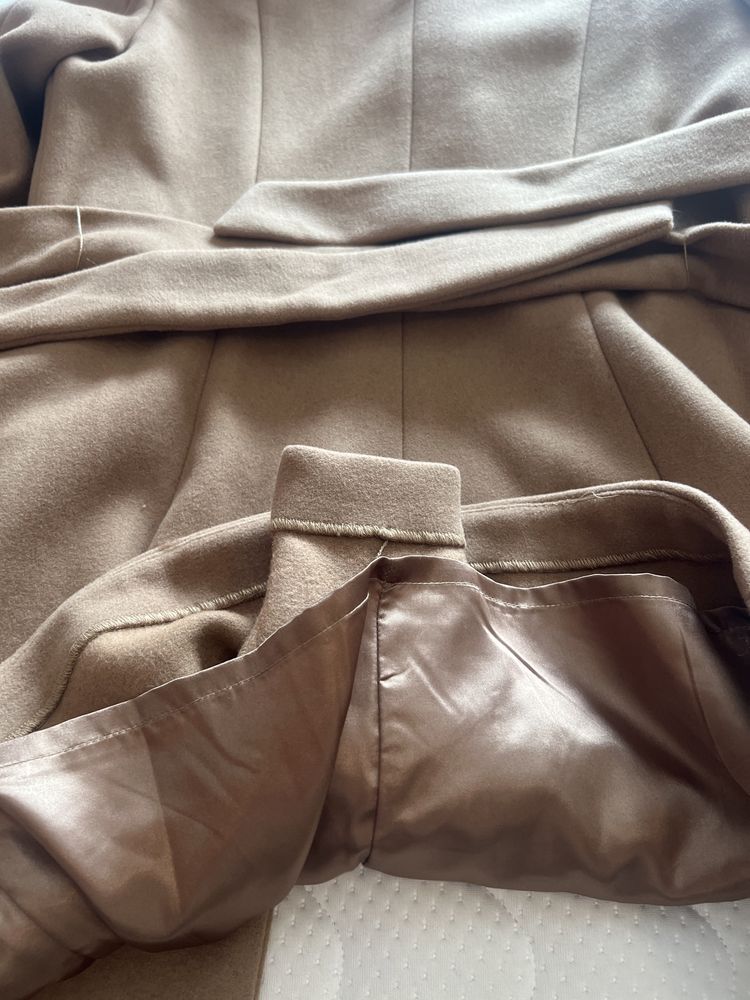 Palton cu nasturi auri marca DKNY