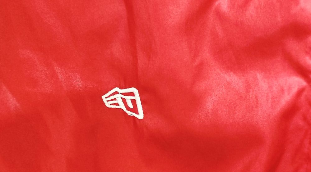 Geaca New Era două culori.