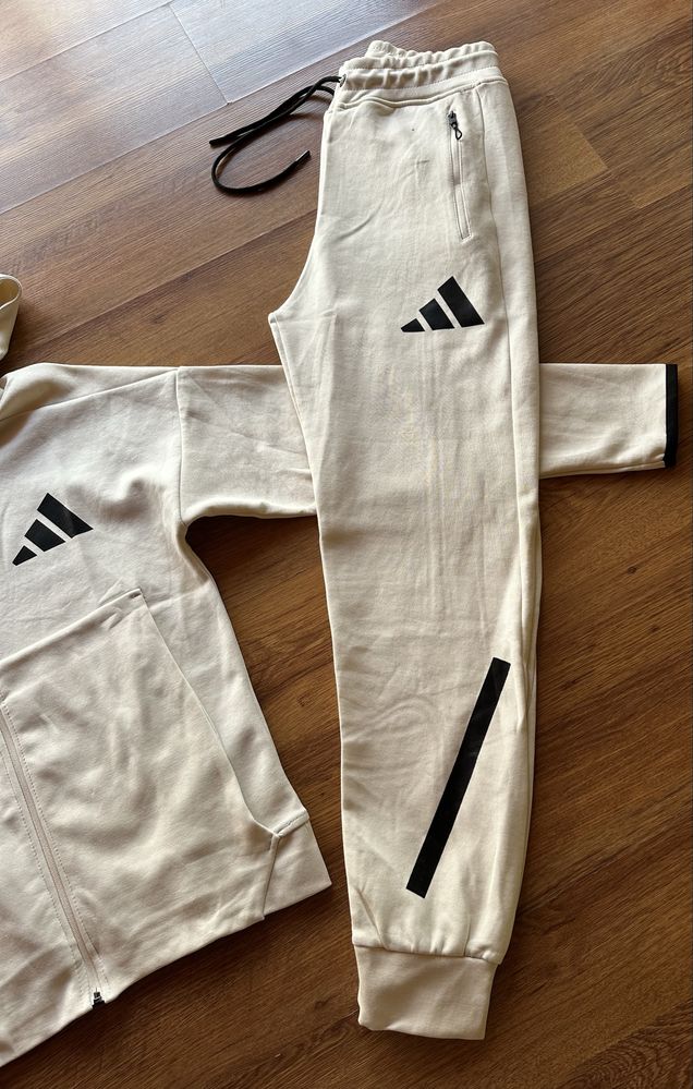 Мъжки,памучен екип Adidas в бежов цвят