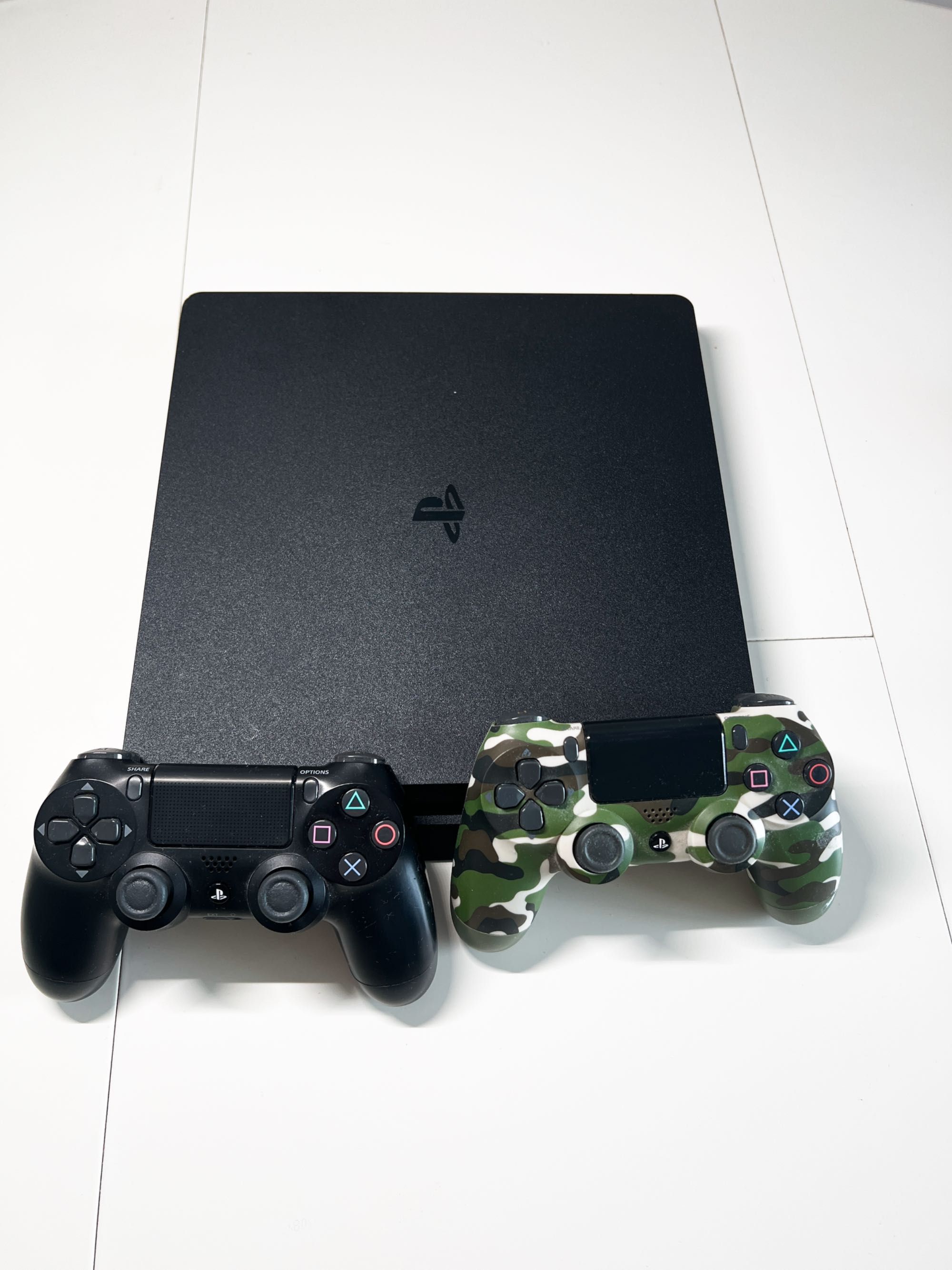 PS4 Slim 500GB + 2 геймпада + 6 игр на дисках