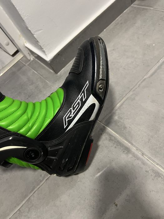 Vand cizme moto marimea 42 culoare verde stare buna