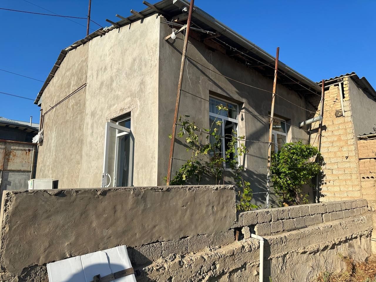Uchaska sotiladi 2 xona uyi bor 12.8 sotix