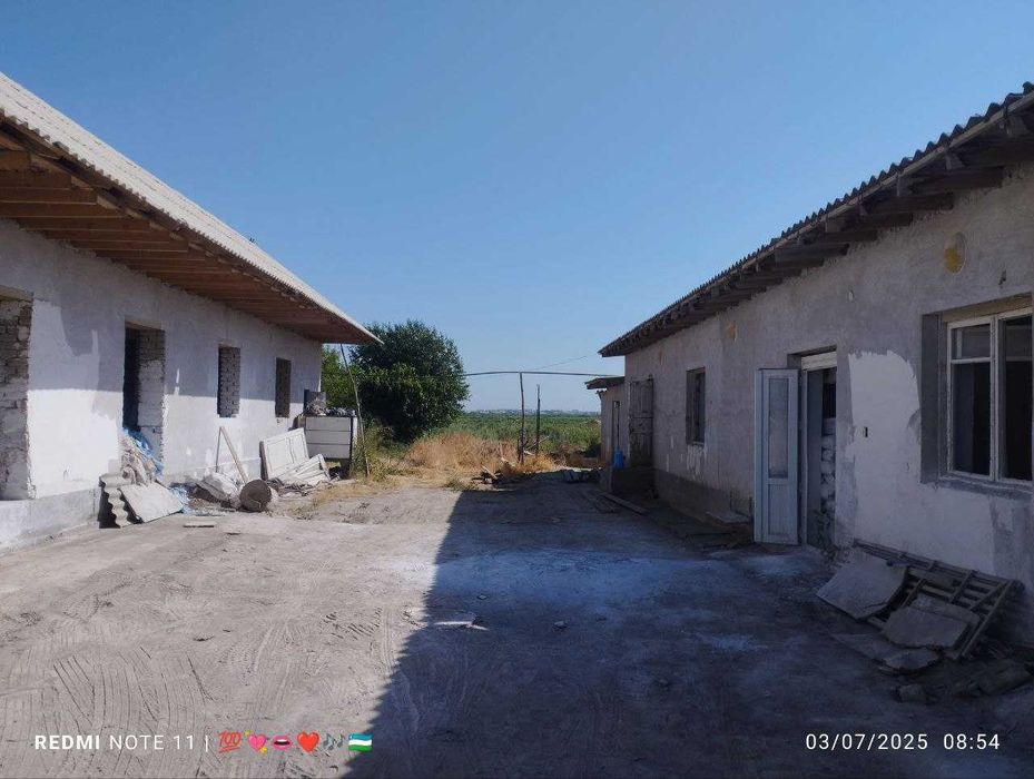 Yashash sharoiti bor (svet, gaz, suv) uchastka sotiladi.