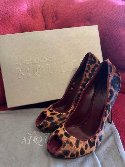 Alexander McQueen - Leopard-print calf hair pumps