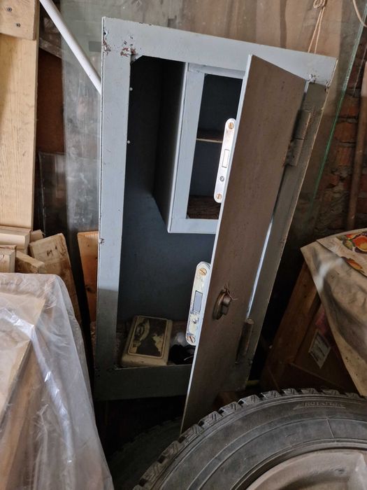 Продам металлический сейф