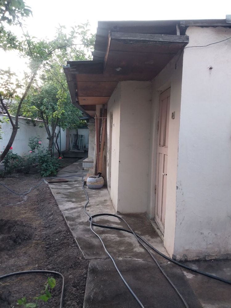 Продаеься дом, 2,3 стоки. В доме 3 комнаты, без ремонта, есть бассейн!