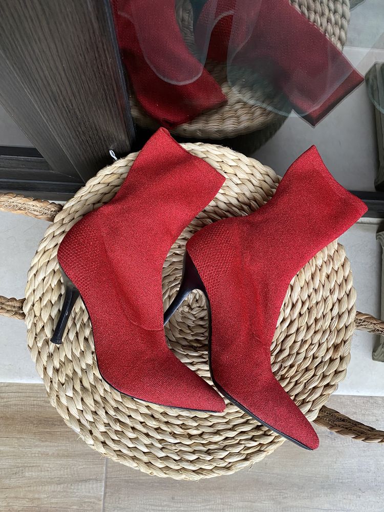 Червени боти с ток тип чорап