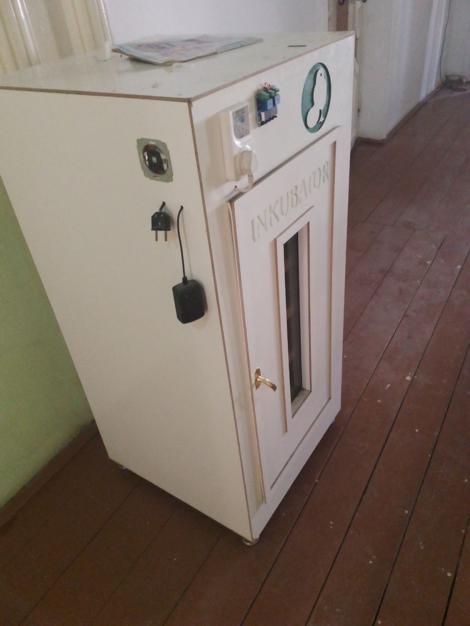 Inkubator sotiladi 3 yarim mlnga xolati yaxshi narxini kelishamiz.