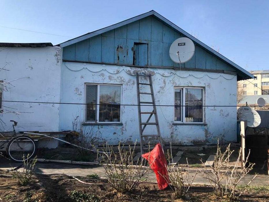 Продаю дом из 4х комнат, с баней, огородом на пер. 4 Строительном.