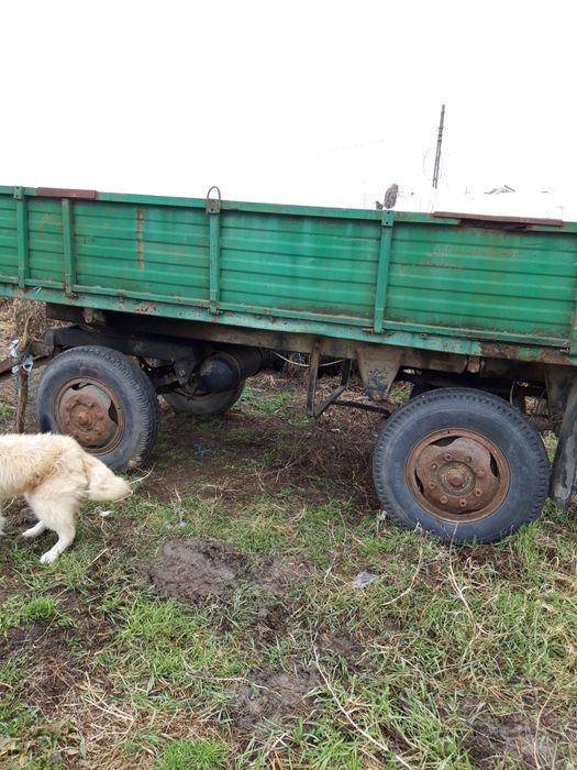 Remorca agricola basculabila cu doi cilindri și roata a 5 a  .