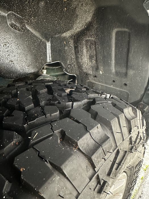 Продават се гумите 235/70/16