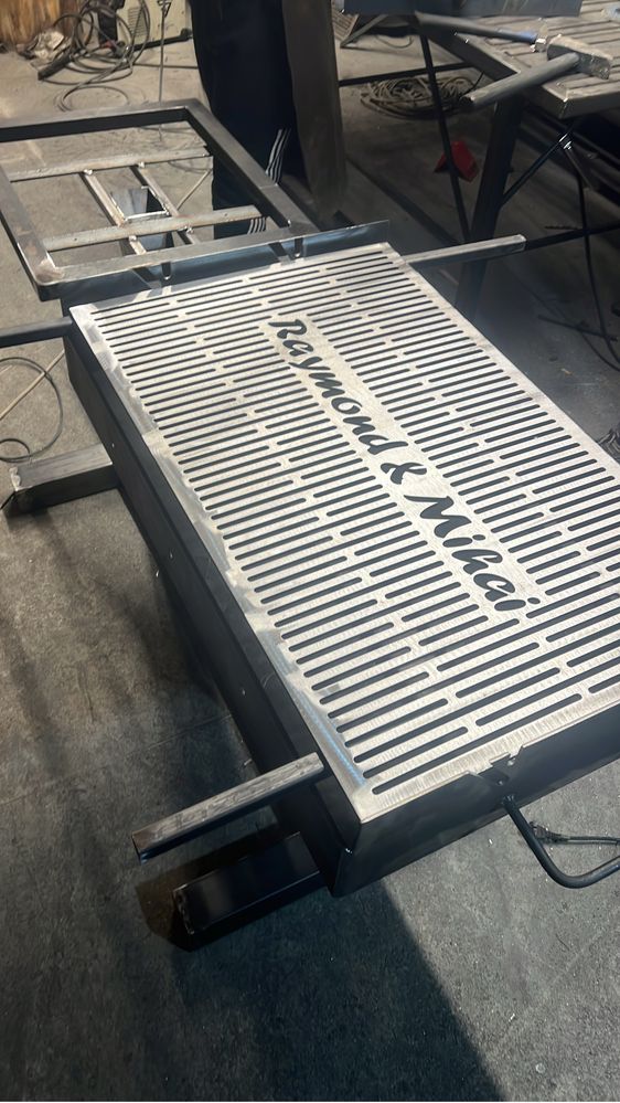 Gratar Metalic Din Tabla De 5mm si picior metalic din teava de 80/80