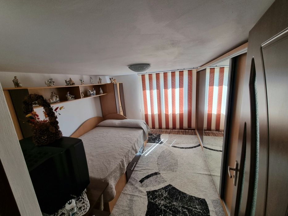 Casă P + Etaj  comuna Lăcusteni