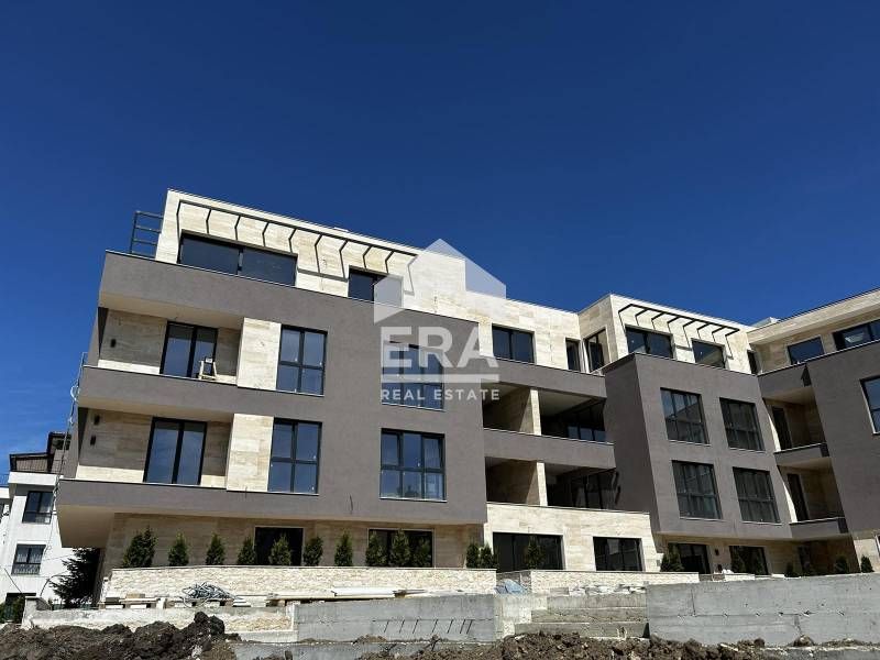 Четиристаен  апартамент за продажба, с големи стаи, в новопостроен ком
