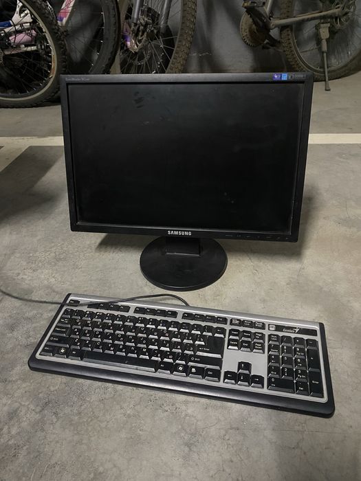 Монитор самсунг + бесплатно клавиатура с мышкой