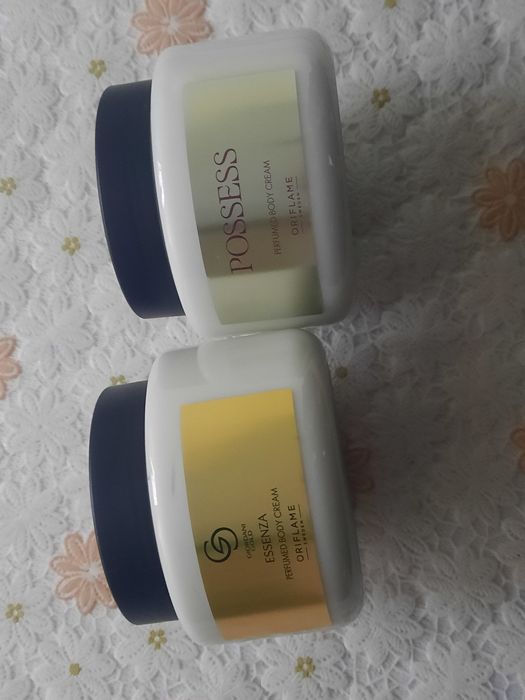 Vând produse cosmetice