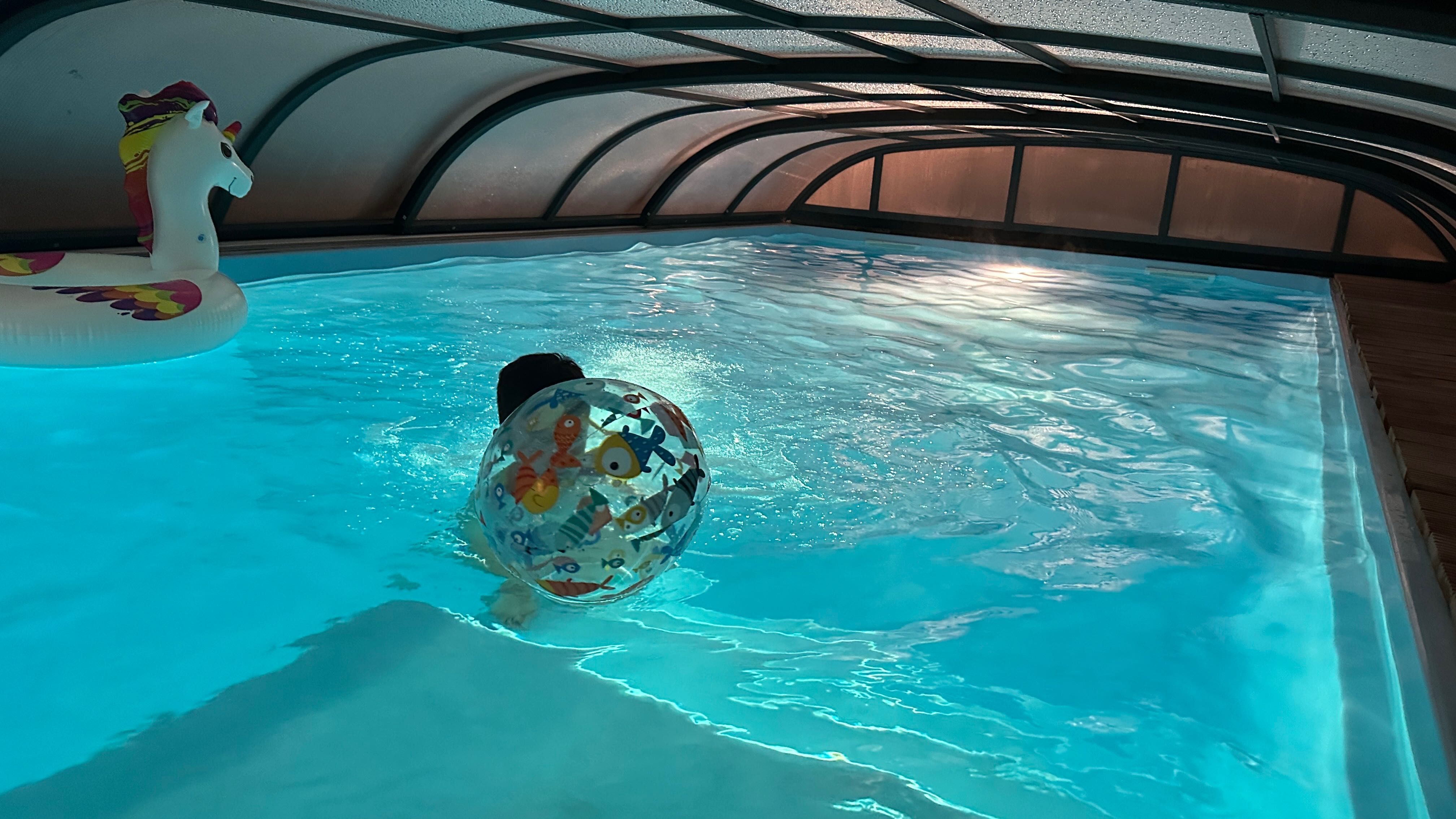 De vânzare casă cu piscină acoperită și încălzită