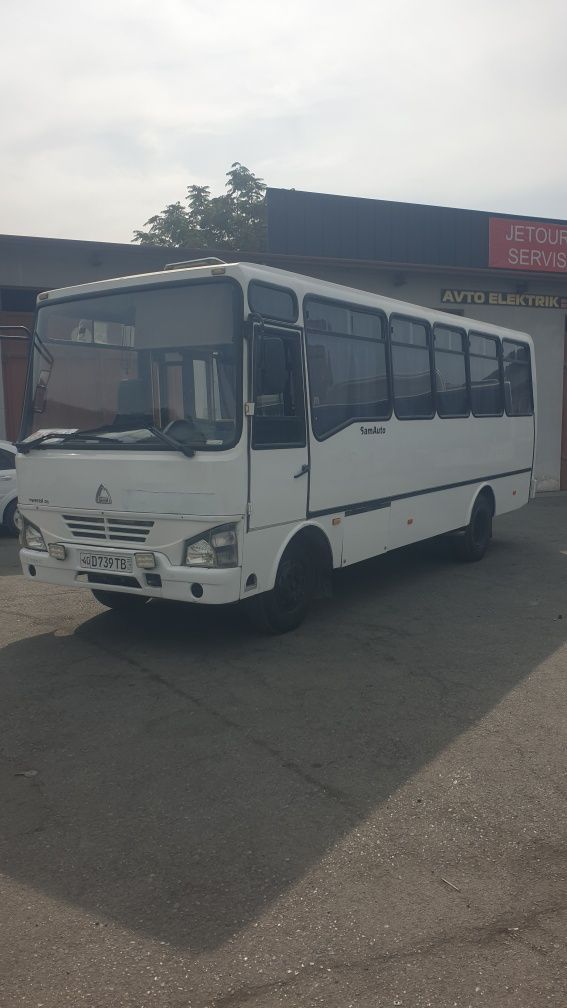 Avtobus isuzu np 26