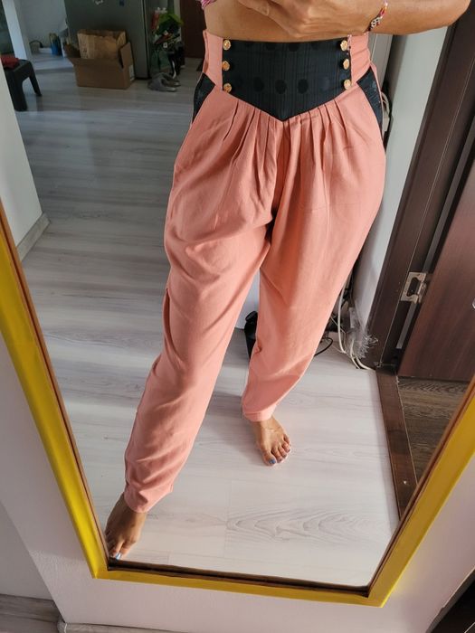 Pantaloni cu talie înaltă