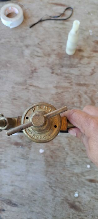 Reductor de argon si heliu cu supapa