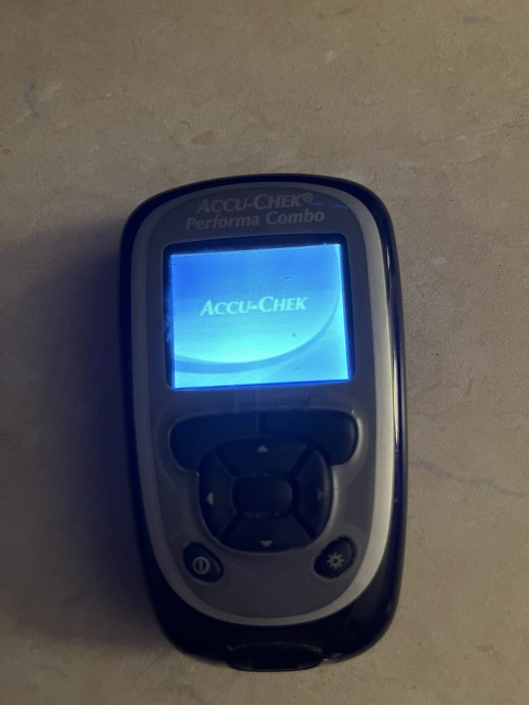 Accu check performa glucometru si telecomanda pt pompa de insulina