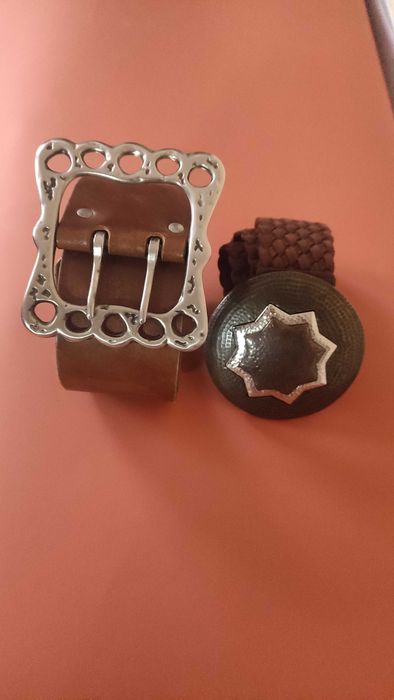 Два широки колана от естествена кожа с масивни токи